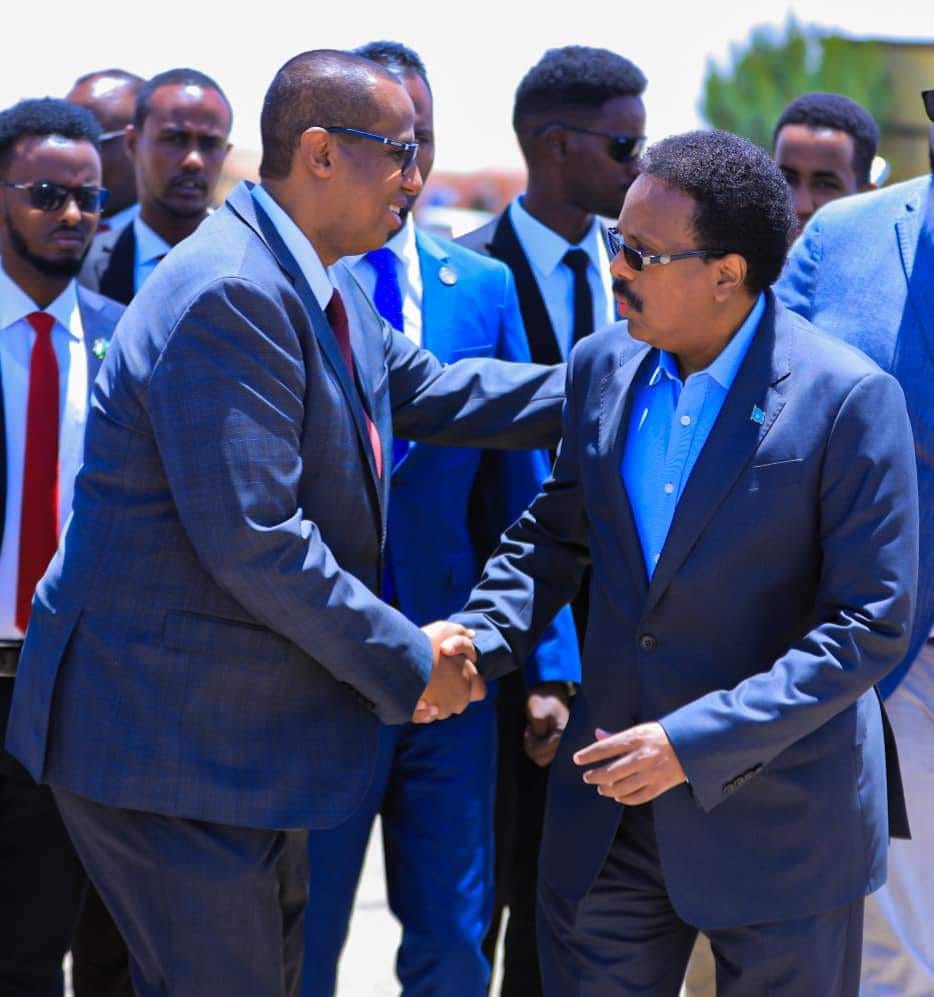 Sawirro: Farmaajo & Sheekh Shariif oo Muqdisho dib uga laabtay